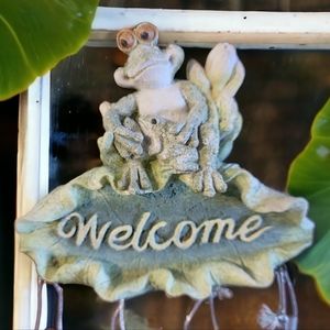Small Vtg Mom Frog Baby Musical Wind Chime Lily Pad Welcome Sign